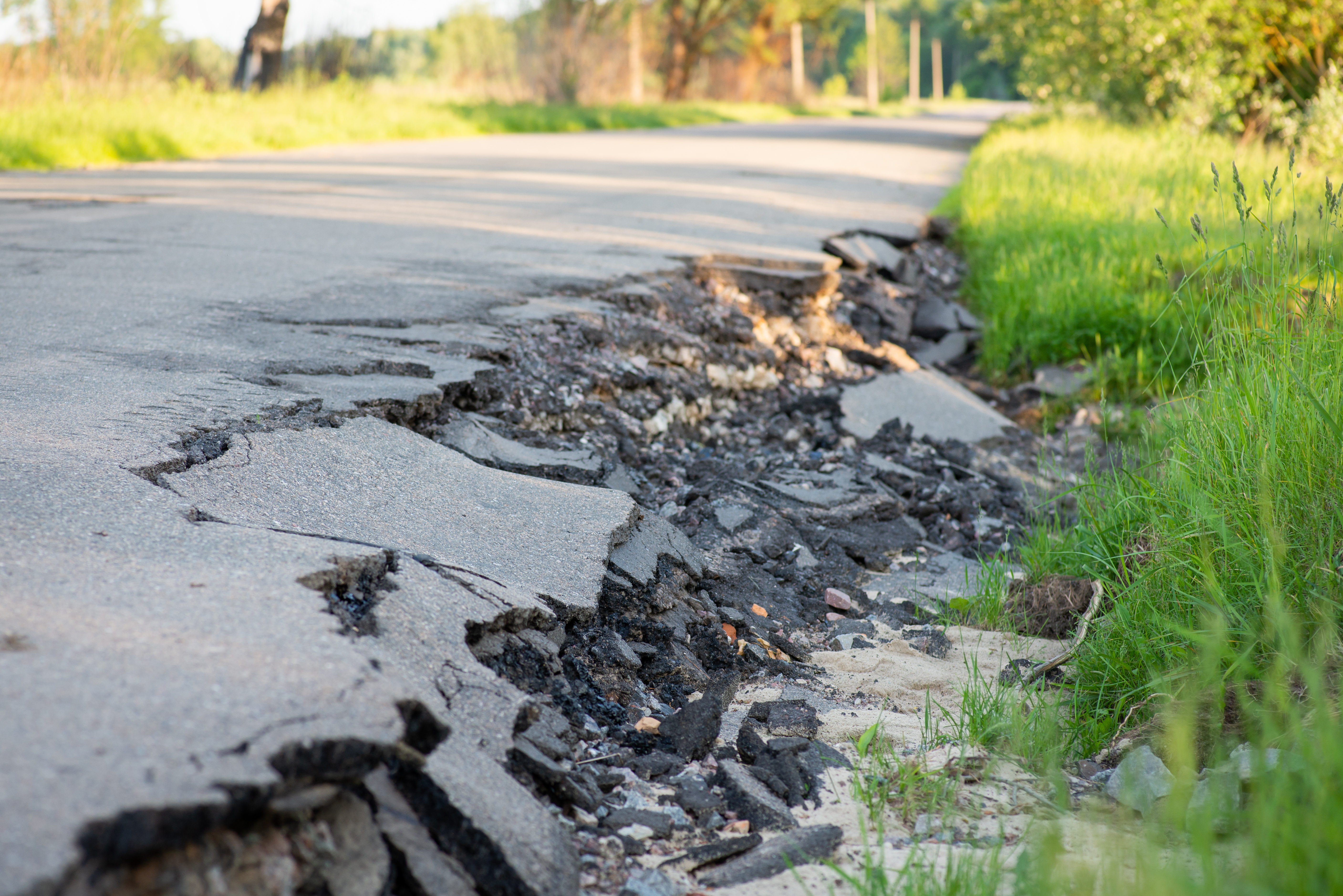 What is Edge Cracking on Asphalt? Understanding Causes and Solutions