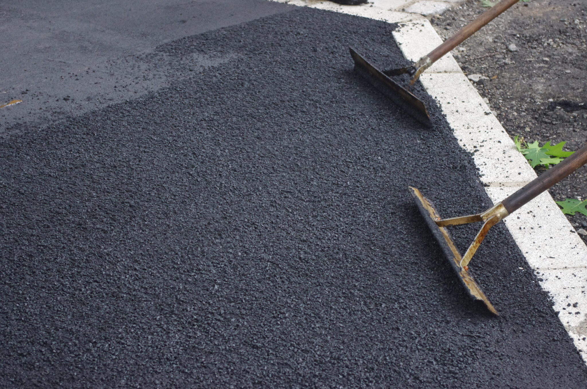 Tarmac vs Asphalt: What’s the Difference and Which One Should You Use